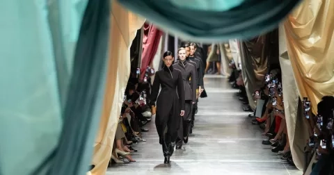 Fendi Fall/Winter 2024: Móda jako průsečík protikladů