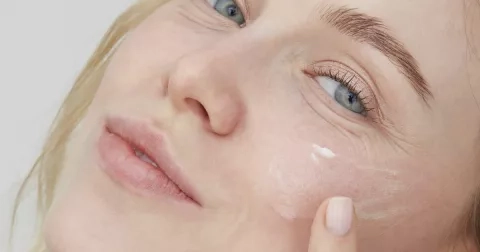 Dermabraze a mikrodermabraze: co o nich nevíte a proč je absolvovat