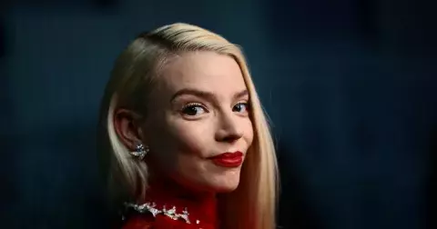 Na pěšinku, prosím. Vlasy na stranu teď češou modelky i celebrity