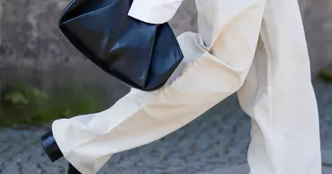 Odložte černé kalhoty. Po vzoru Francouzek oblékněte bílé a krémové