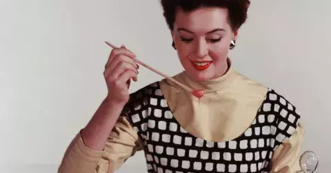 Na skok do padesátek: Tradwife je zpět. Je ale vítaná?