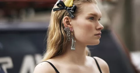 Koketujte (s) vlasy: Čelenky, mašle a skřipce se vracejí ve velkém