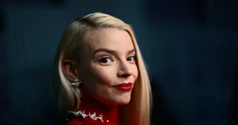 Na pěšinku, prosím. Vlasy na stranu teď češou modelky i celebrity