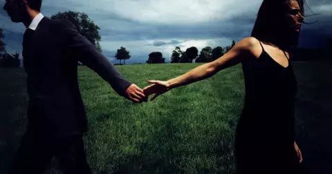 Vystupte z kruhu: Proč přitahujete emocionálně nedostupné partnery?