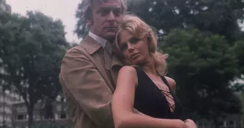 Strategie love bombing: nejprve vás okouzlí, potom zničí