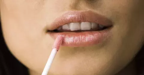 Lesk, hydratace a jemná barva. To vše budou mít vaše rty v létě 2024