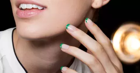 Zakousnete se občas do nehtů? Tahle manikúra je pro vás ta pravá!