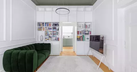 Zelená je v interiéru trendy. Svěží pražský byt je toho úkazem