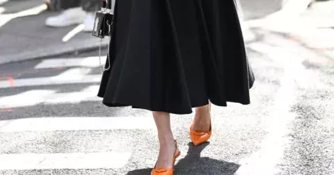 Elegantní silueta z 50. let, kolová sukně, bude kralovat podzimu