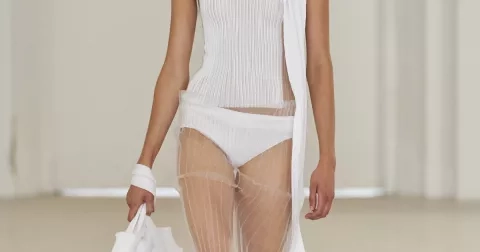 Transparentní sukně, hot trend léta 2024: Jak ji nosit a kombinovat