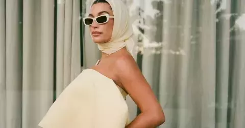 Jak být prostě sexy jako Hailey Bieber a odhalit v létě to, co chcete