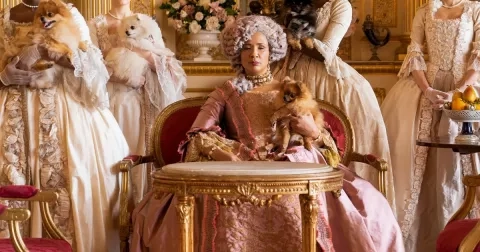 Proč milujeme drby víc než Netflix a jak nám mění život k lepšímu