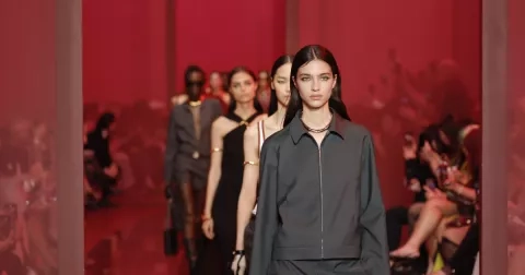Gucci Spring Summer 2025: Kolekce utkaná ze západů slunce a přátelství