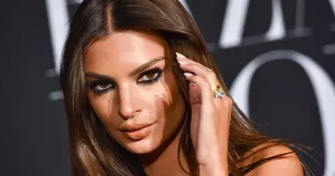 Sbohem, zásnubní prsteny. Emily Ratajkowski předvádí rozvodové prsteny