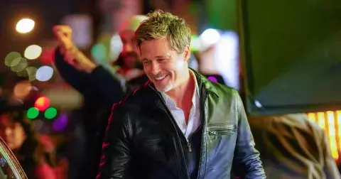 Brad Pitt má 60. A novou holku, motorku a sex-appealu na rozdávání