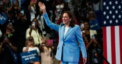 Kamala Harris nás učí power dressingu. Co se skrývá za jejími kostýmy?