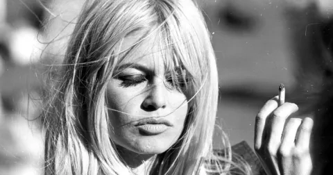 Jak mýt jemné vlasy pro objem: rozhoduje technika, hydratace škodí