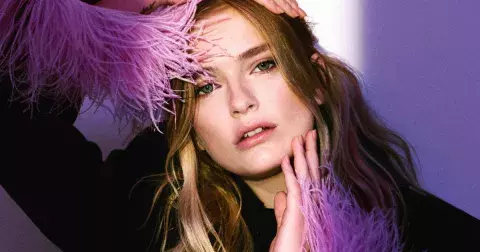 Camille Razat, hvězda seriálu Emily in Paris, o francouzských klišé