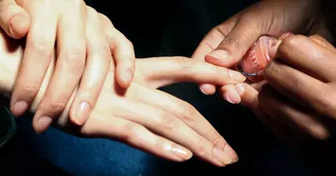 Když sundáte gelovky: jak dát nehty zase dohromady?