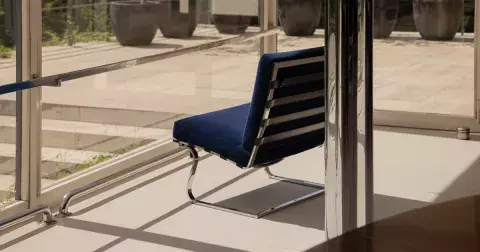 Knoll oživuje ikonické křeslo Tugendhat a zachycuje ho znovu v Brně