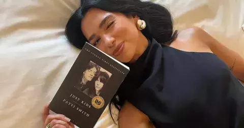 Knihy z knihoven celebrit, tentokrát charismatické zpěvačky Duy Lipy