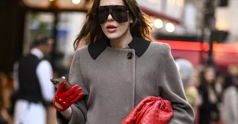 Trendy barva: Okořeňte outfit červenou taškou, která zaručeně upoutá