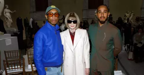 Babyboom pokračuje, Macron chce Emily v Paříži, známe téma Met Gala