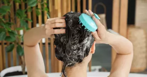 Masáž pokožky hlavy – Jak ji správně provést a kterou pomůcku zvolit?