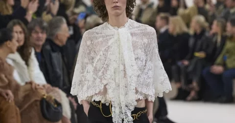 Krajka & hedvábí: Neodolatelný trend, který osvěží váš podzimní šatník