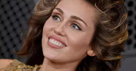 Nová mánie v Hollywoodu: zubní fazety. K vidění jsou žvýkačky i koně