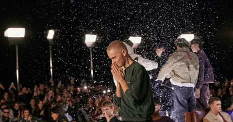 25. výročí ikonického filmu Pelíšky oslavil módní přehlídkou Jan Černý