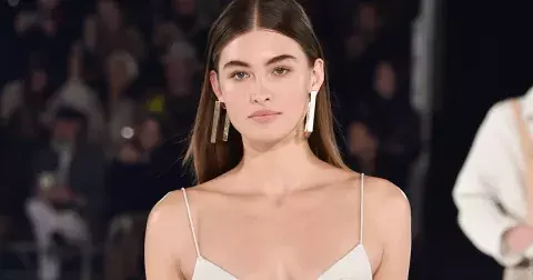 Zahoďte pásky, stáhněte kalhoty: v módě jsou rozepnuté džíny