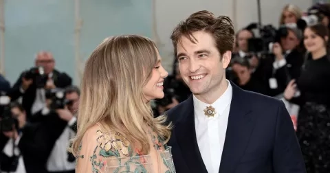 Robert Pattinson a Suki Waterhouse jsou rodiči! Vyšli si s kočárkem