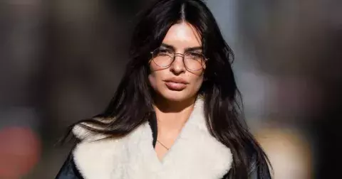 Ve stylu Emily Ratajkowski: Kabát s beránkem je vintage úlovkem zimy