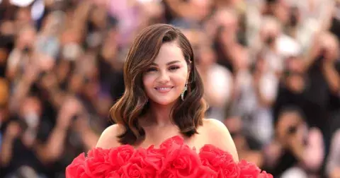 Ze světa celebrit: Gomez dostala prsten, Carpenter kopačky