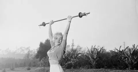 Fit bez posilovny: 5 účinných cviků s činkami pro posílení celého těla