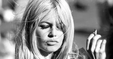 Jak mýt jemné vlasy pro objem: rozhoduje technika, hydratace škodí