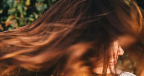 Sbohem, padající slabé vlasy. Poznejte účinky bylinky jménem rozmarýn