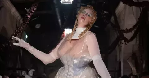 Maison Margiela Artisanal 2024: Umění dekadence Johna Galliana