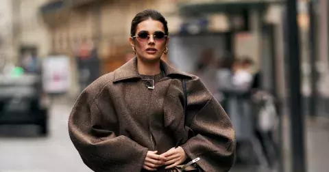 Jak nosit Mocha Mousse: Nová barva roku 2025 plná tepla a luxusu