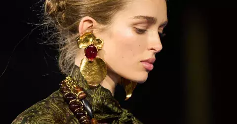 Silvestr 2025: Na uši si dejte výrazné náušnice ve stylu osmdesátek