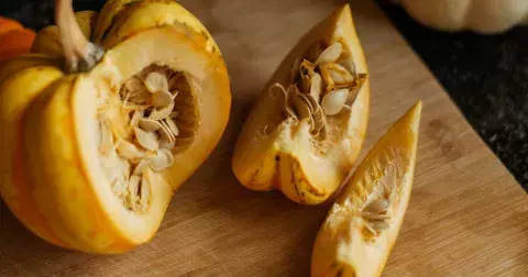 Trápí vás hormony? Vyzkoušejte dýňová, slunečnicová nebo lněná semínka