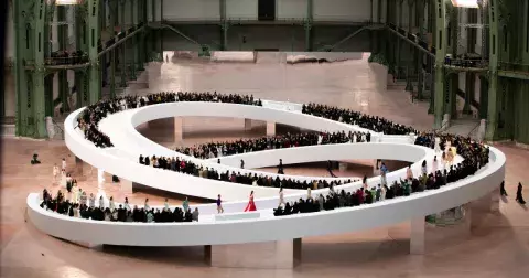 Haute Couture: Chanel nám ukazuje, jak stylově nosit barvy v roce 2025