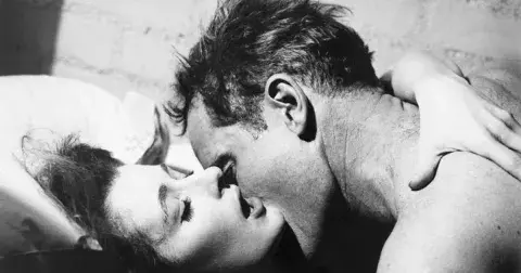 Pikantní romány pro dlouhé večery: Zažeňte nudu stránkami plnými vášně