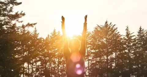 Síla a klid: Spravte si podzimní náladu povzbuzující jógovou sekvencí