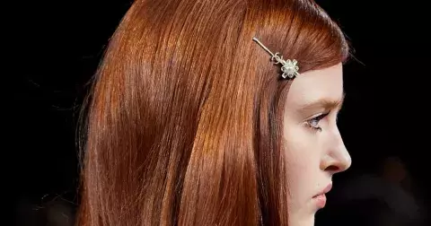 5 nejžádanějších barev vlasů roku 2025, patří mezi ně i šedá a blond