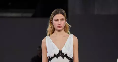 Šaty roku 2025: jednoduché s krajkou, které sluší každé postavě