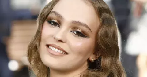 Ani hnědá, ani blond: Luxusní a nenáročný odstín vlasů roku 2025