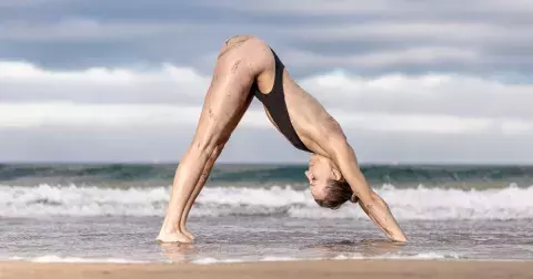 5 nejčastějších chyb v jógové pozici pes hlavou dolů a jak je napravit