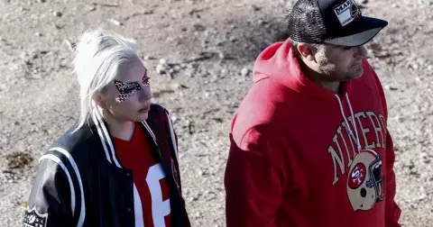 Bude Lady Gaga brzy Mrs. Gaga? Na prsteníčku se objevil obří diamant